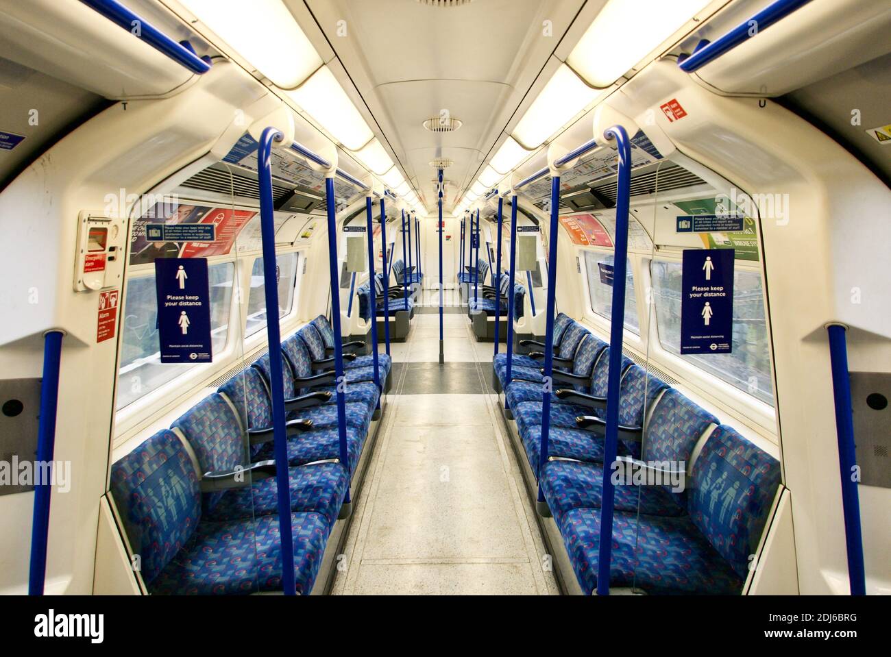 Train de banlieue vide à l'heure de pointe sur transport pour la ligne de métro de Londres Northern Line. Les tarifs des trains augmenteront en 2021 sur les services TfL Banque D'Images