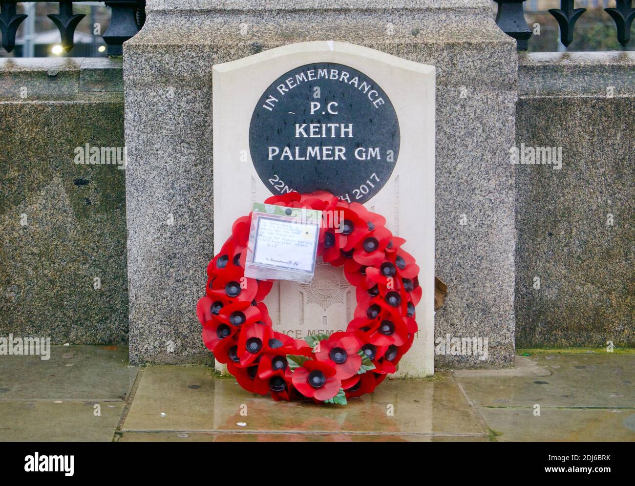 Memorial au PC Keith Palmer à l'extérieur des chambres du Parlement avec une couronne en souvenir du pavot déposée en 2020. Policier tué dans l'exercice de ses fonctions. Banque D'Images