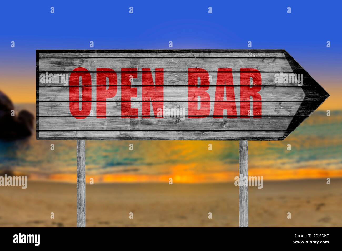 Panneau en bois rouge Open Bar sur fond de plage Banque D'Images