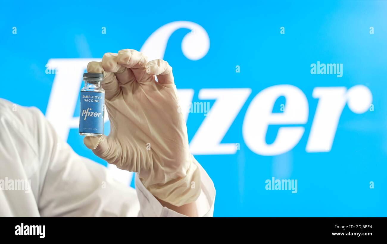 Tachkent, Ouzbékistan - 7 décembre 2020 : un médecin détient un nouveau vaccin contre Covid-19 de la société pharmaceutique américaine Pfizer Banque D'Images