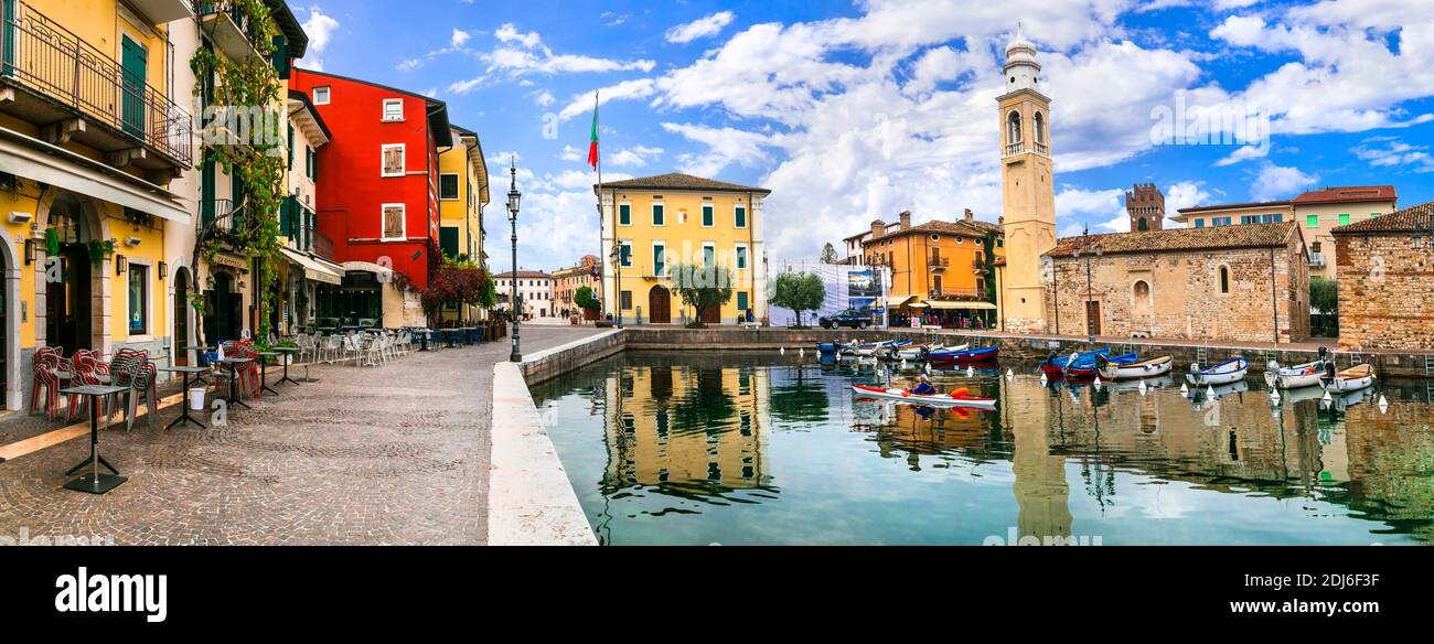 Village pittoresque de Lazise avec des maisons colorées, lac Lago di Garda. Vénétie. nov. 2020 Italie Banque D'Images