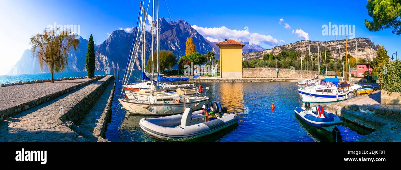 paysage idyllique de la nature. Magnifique lac Lago di Garda. Torbole. Nord de l'Italie Banque D'Images