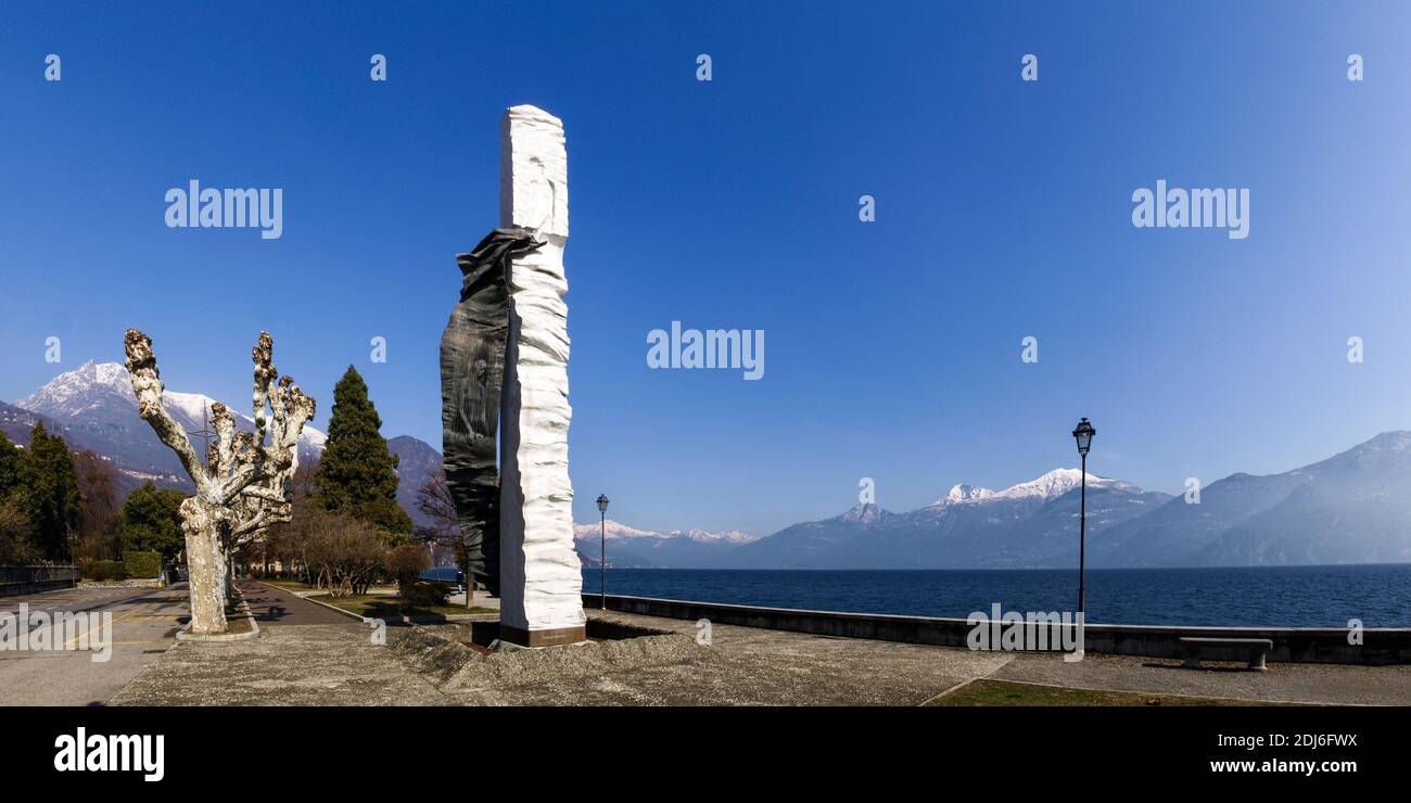 Menaggio, Italie - 4 mars 2018 : monument d'art moderne sur la promenade du lac Banque D'Images