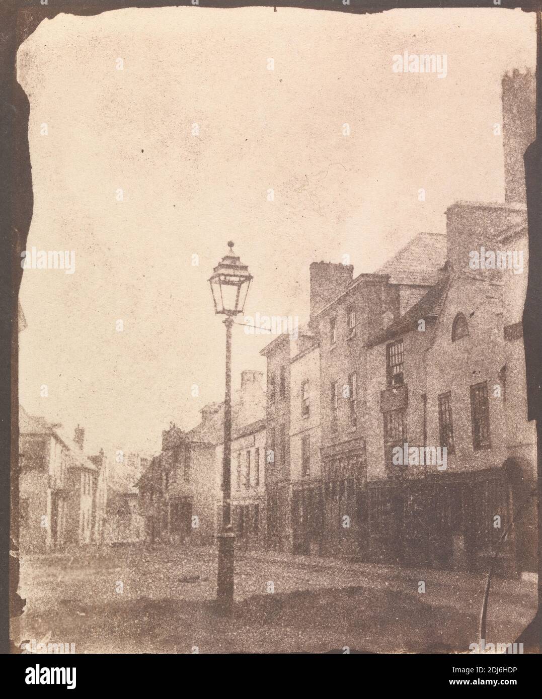 Scène de rue à Swansea avec Street Lamp, Calvert Richard Jones, 1802–1877, British, entre 1845 et 1850, imprimé sur papier salé d'un négatif sur papier fin, lisse, crème, feuille: 4 1/2 × 3 3/4 pouces (11.4 × 9.5 cm Banque D'Images
