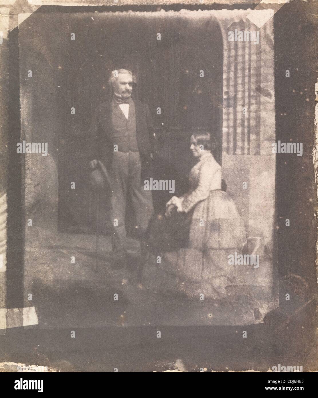 Portrait d'un couple dans la porte, Calvert Richard Jones, 1802–1877, British, entre 1845 et 1850, imprimé sur papier salé d'un négatif sur papier fin, lisse, crème, feuille: 5 1/8 × 4 1/2 pouces (13 × 11.4 cm Banque D'Images
