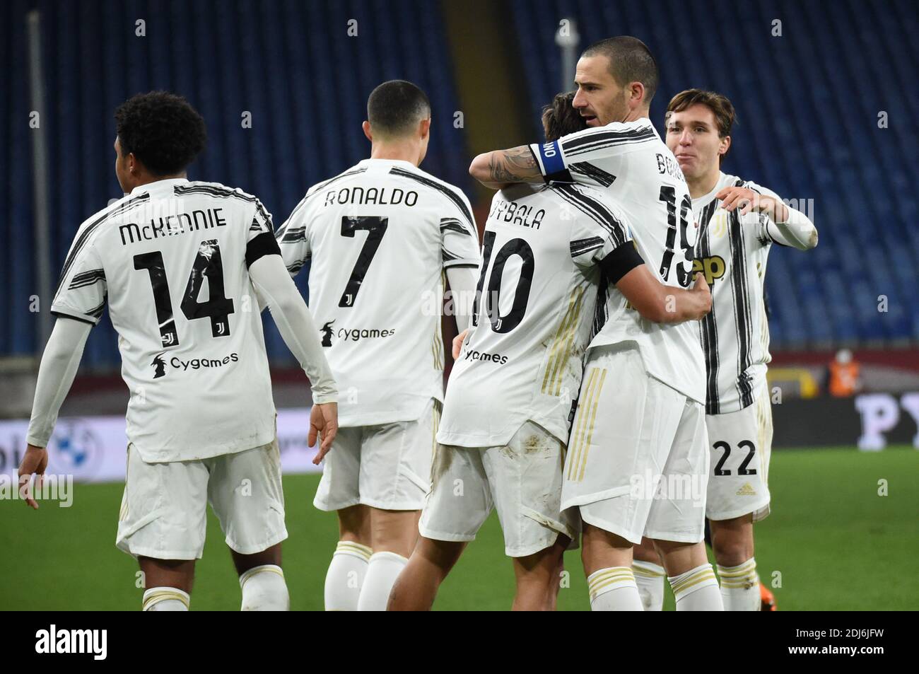 Genova, Italie. 13 décembre 2020. Genova, Italie, Luigi Ferraris Stadium, 13 décembre 2020, Paulo Dybala (Juventus), Leonardo Bonucci (Juventus), célèbre après avoir marquant un but pendant Gênes CFC vs Juventus FC - Italian football série A Match Credit: Danilo Vigo/LPS/ZUMA Wire/Alay Live News Banque D'Images