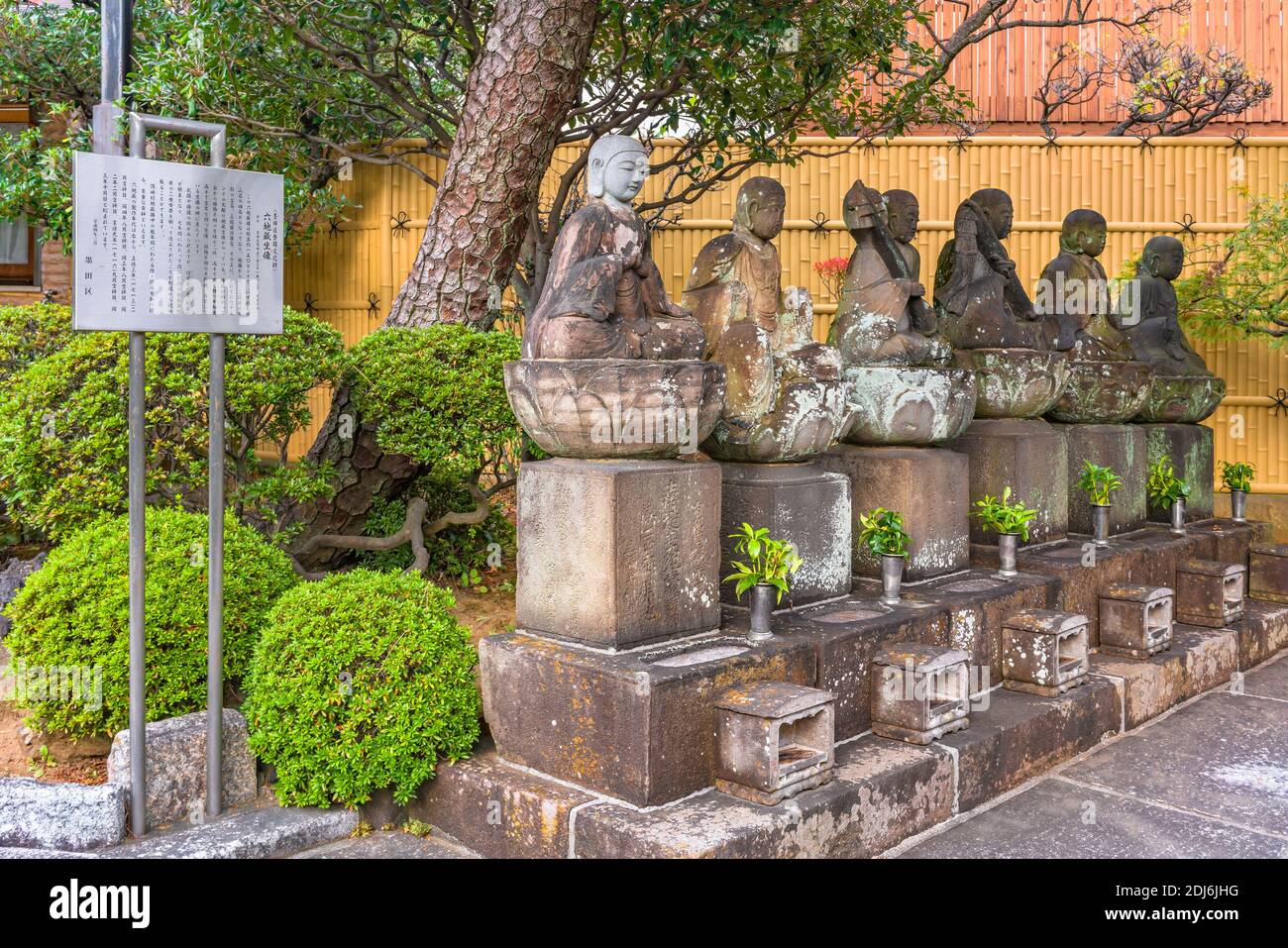 tokyo, japon - novembre 10 2020: Six statues Jizo bodhisattva assis enregistrées comme propriété culturelle et symbole de la piété filiale pour protéger les enfants i Banque D'Images