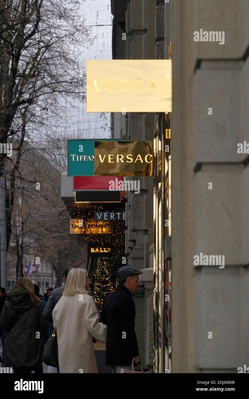 Zurich, Suisse - 12 12 2020: Noël shopping pour cadeaux à la Bahnhofstrasse à Zurich, la rue la plus chère de la ville avec un magasin de luxe Banque D'Images