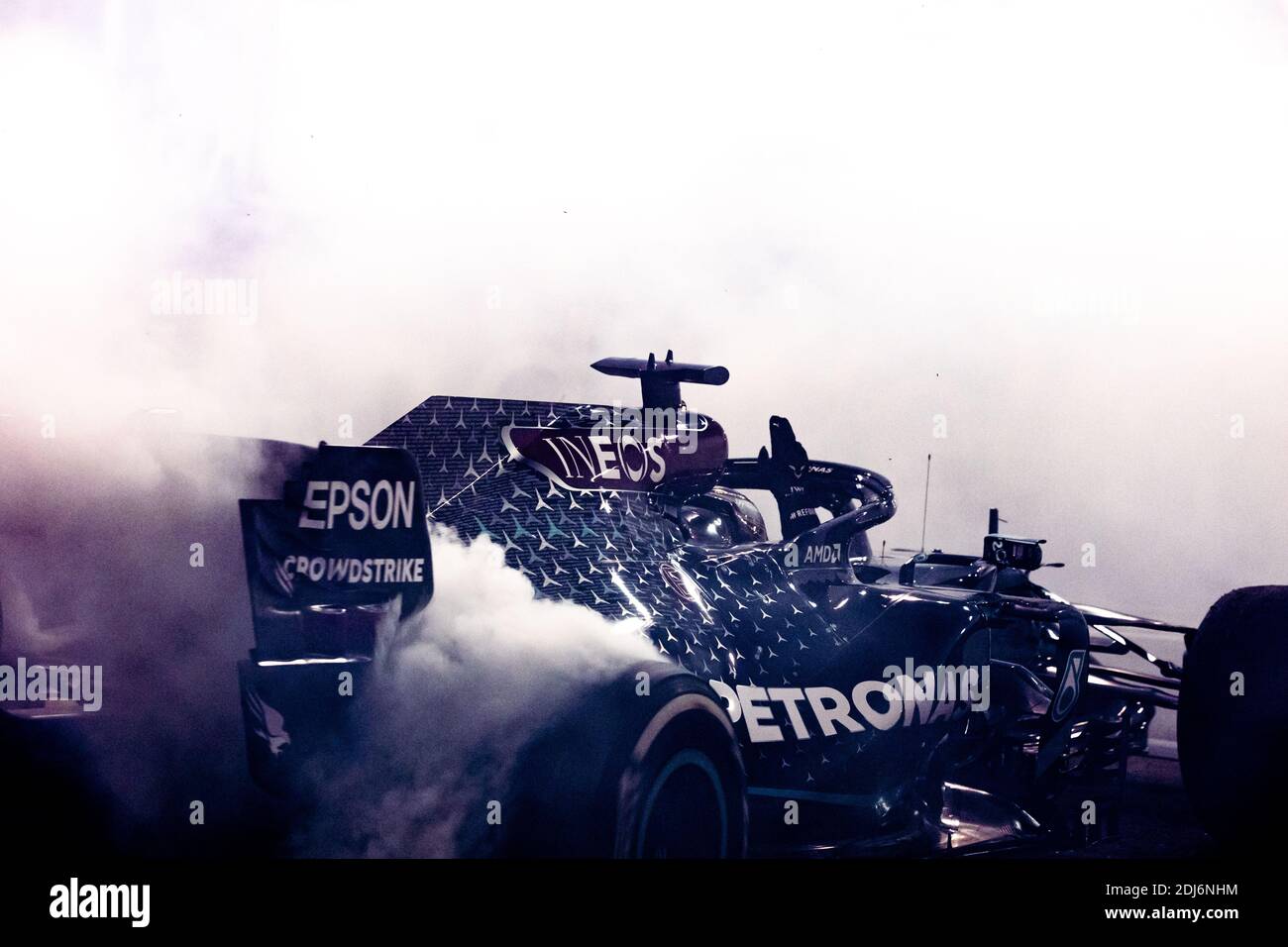 44 HAMILTON Lewis (gbr), Mercedes AMG F1 GP W11 Hybrid EQ Power+, action, célébrant la fin de la saison faire des beignets pendant la Formule 1 Etihad Airways Grand Prix 2020 d'Abu Dhabi, du 11 au 13 décembre 2020 sur le circuit Yas Marina, À Abu Dhabi - photo Antonin Vincent / DPPI / LM Banque D'Images