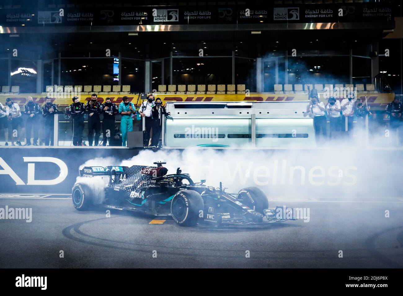 Abu Dhabi, Émirats arabes Unis. 12 décembre 2020. 44 HAMILTON Lewis (gbr), Mercedes AMG F1 GP W11 Hybrid EQ Power+, action célébrant la fin de la saison faire des beignets pendant la Formule 1 Etihad Airways Grand Prix 2020 d'Abu Dhabi, du 11 au 13 décembre 2020 sur le circuit Yas Marina, À Abu Dhabi - photo Antonin Vincent / DPPI / LM crédit: Gruppo Editoriale LiveMedia / Alay Live News Banque D'Images