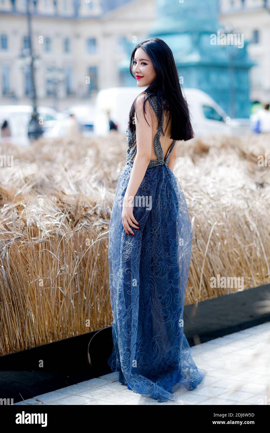 Street style, arrivée au salon Schiaparelli automne-hiver 2016-2017 haute Couture qui s'est tenu à la place Vendôme, à Paris, en France, le 4 juillet 2016. Photo de Marie-Paola Bertrand-Hillion/ABACAPRESS.COM Banque D'Images
