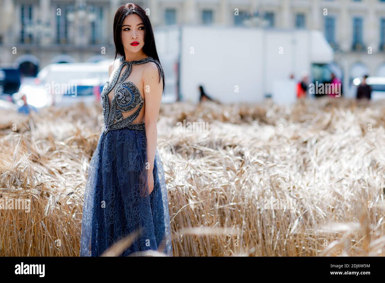 Street style, arrivée au salon Schiaparelli automne-hiver 2016-2017 haute Couture qui s'est tenu à la place Vendôme, à Paris, en France, le 4 juillet 2016. Photo de Marie-Paola Bertrand-Hillion/ABACAPRESS.COM Banque D'Images