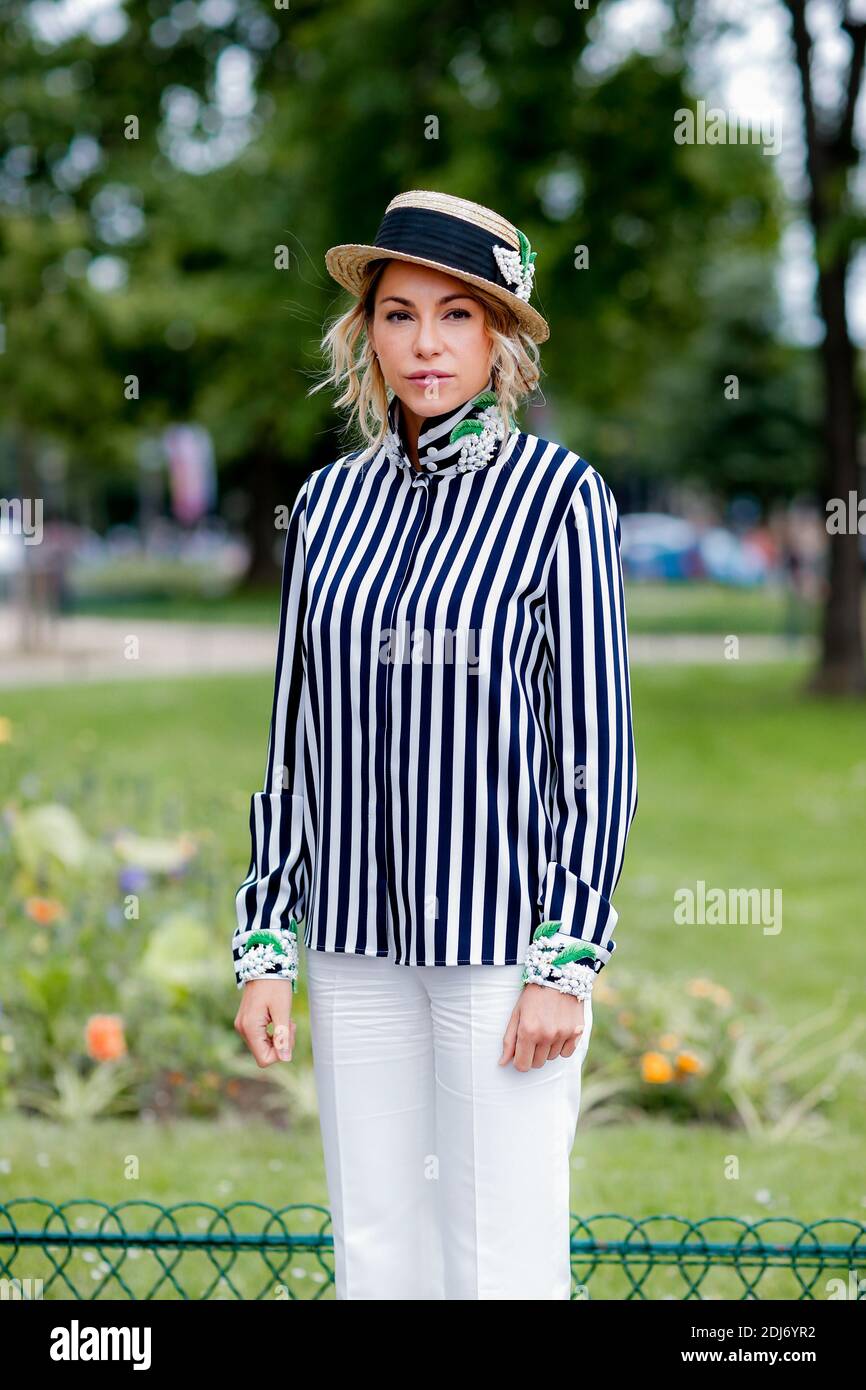 Street style, en arrivant au spectacle de haute-Couture automne-hiver 2016-2017 de Chanel qui se tient au Grand Palais, à Paris, en France, le 5 juillet 2016. Photo de Marie-Paola Bertrand-Hillion/ABACAPRESS.COM Banque D'Images