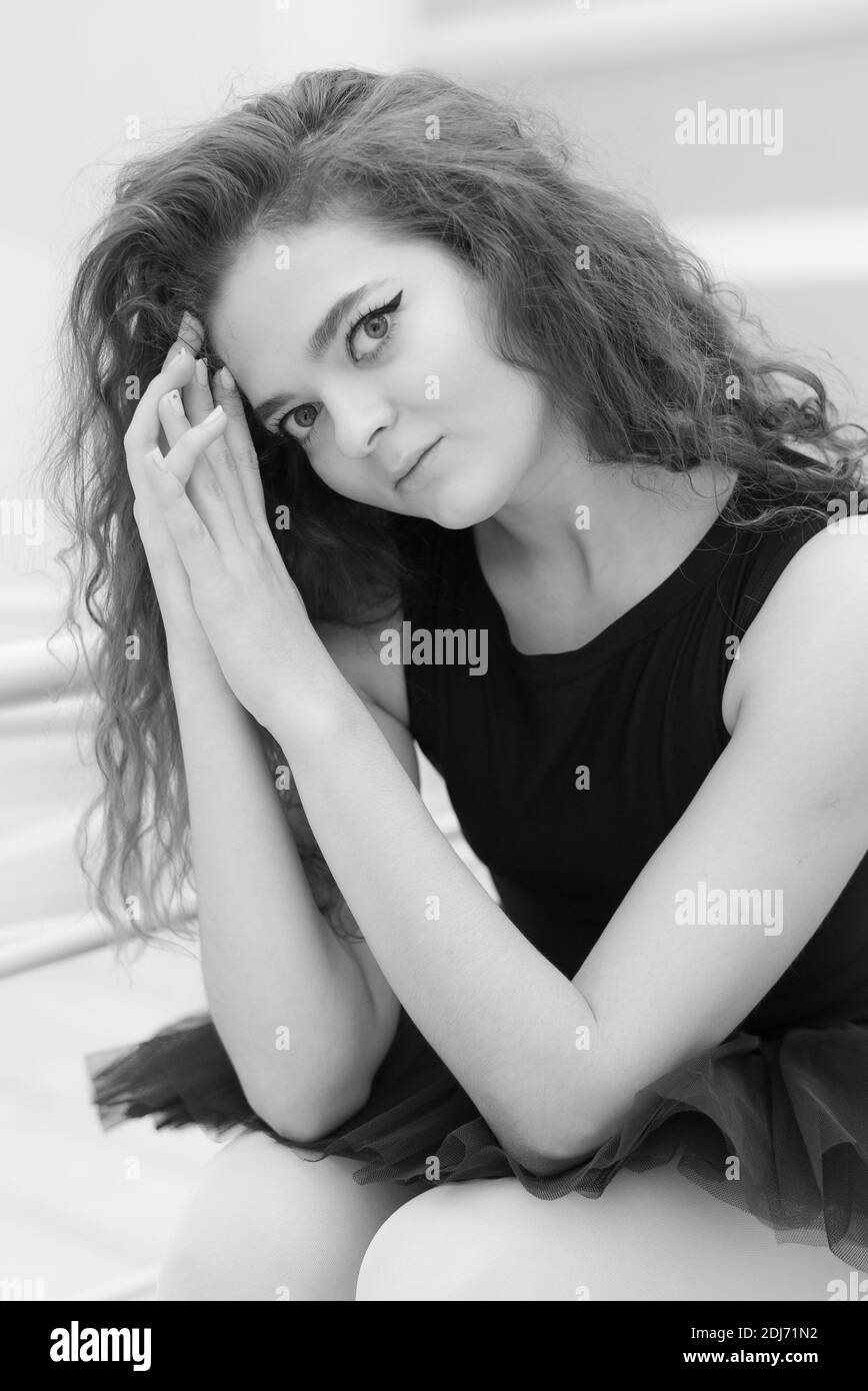 Photo noir et blanc de la ballerine flexible et mince jeune fille. NB Banque D'Images