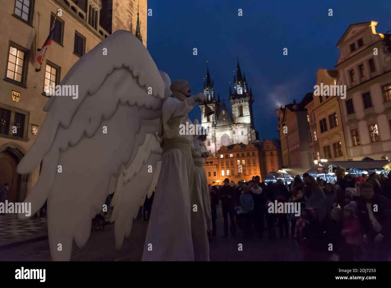 Un homme portant un costume d'ange sonne la cloche sur la place de la Vieille ville de Prague, capitale tchèque, pendant le troisième week-end de l'Avent. Le célèbre marché de Noël a été annulé en raison de la pandémie de virus Corona et des restrictions actuelles en République tchèque. Banque D'Images