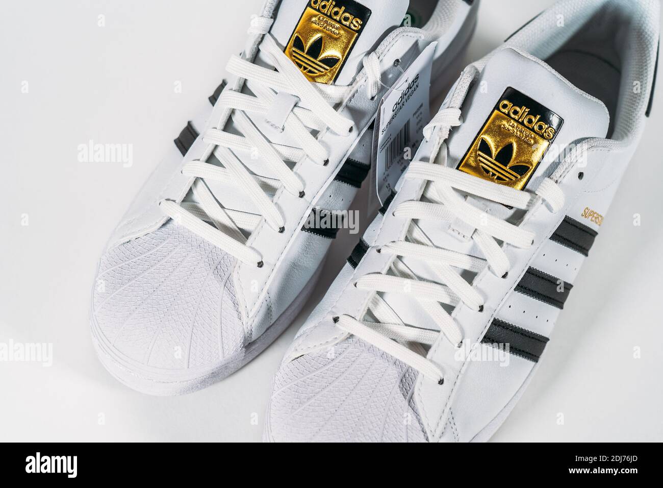 Adidas Superstar - modèle sneaker célèbre produit par le fabricant allemand d'équipements et accessoires de sport Adidas. Chaussures de basket-ball rétro, en production depuis 1969 - Moscou, Russie - novembre 2020. Banque D'Images