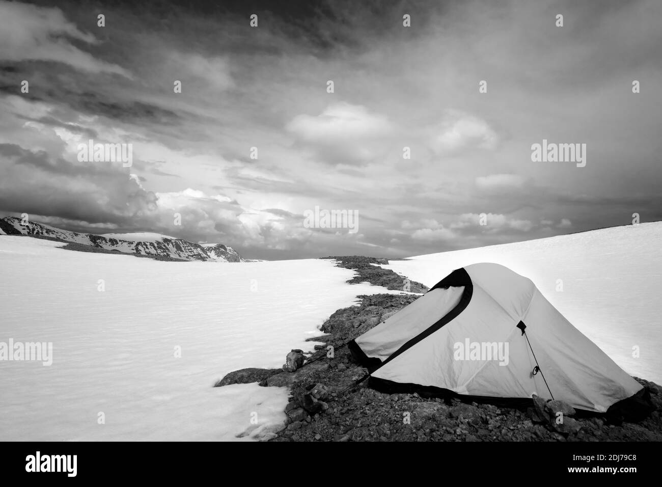 Tente d'escalade dans les hautes montagnes enneigées. Turquie, montagnes du Taurus central, Aladaglar (anti-Taurus), plateau Edigel (Yedi Goller). Tons noir et blanc Banque D'Images