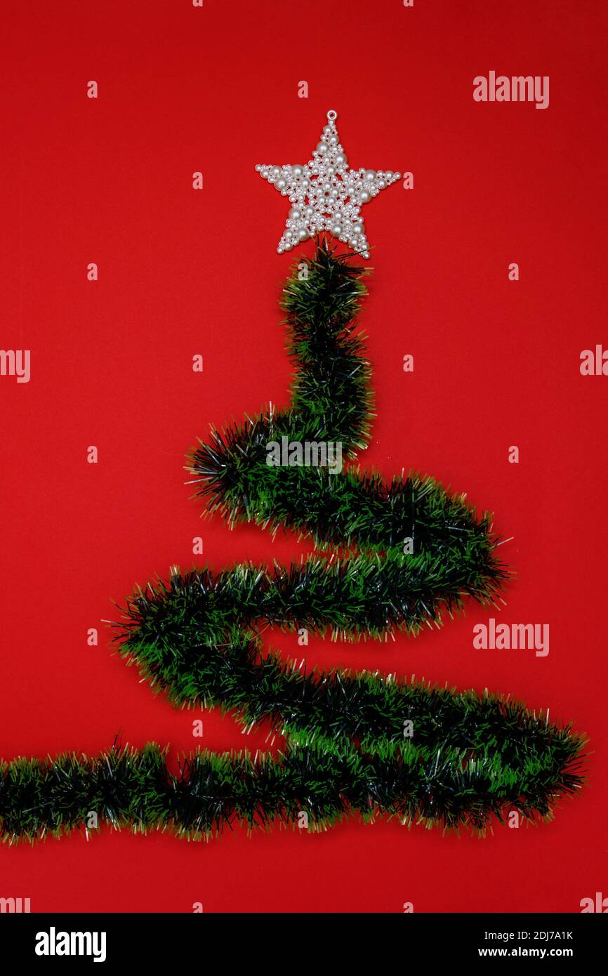 Arbre de Noël en décoration avec étoile sur le dessus. Fond de Noël créatif Banque D'Images