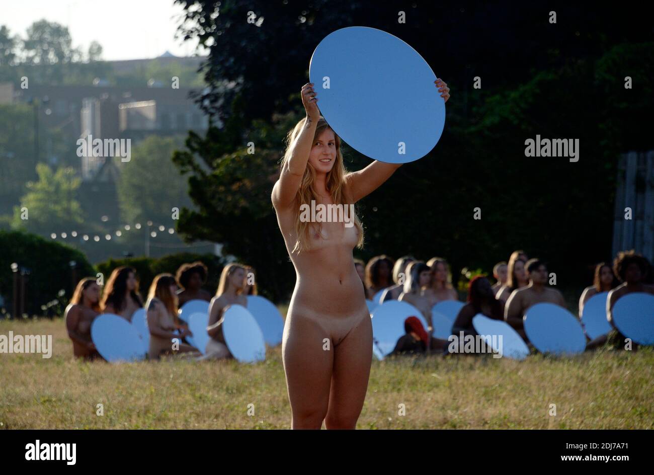 NOTE DE LA RÉDACTION : L'IMAGE CONTIENT DE LA NUDITÉ - les femmes de Nude protestent contre Donald Trump à la Convention nationale républicaine dans le cadre d'une installation artistique de l'artiste Spencer Tunick le 17 juillet 2016 dans le centre-ville de Cleveland, aux États-Unis. L'exposition est appelée "tout ce qu'elle dit signifie tout" où les femmes nues tiennent des miroirs face au site de la Convention nationale républicaine de cette année. Photo par Olivier Douliery/ABACAPRESS.COM Banque D'Images