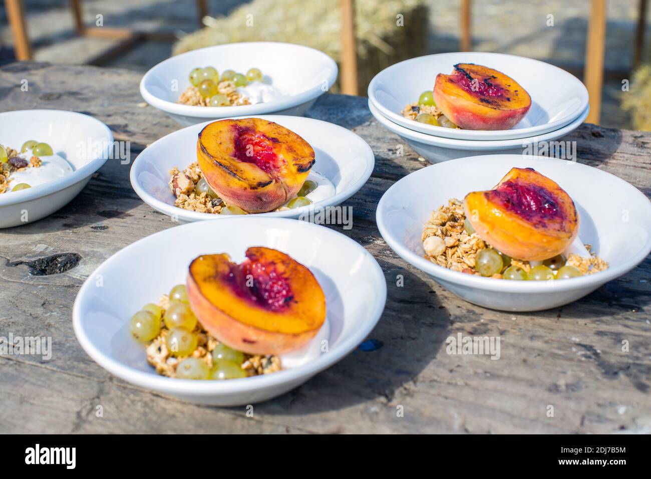 griller des pêches avec petit déjeuner granola Banque D'Images