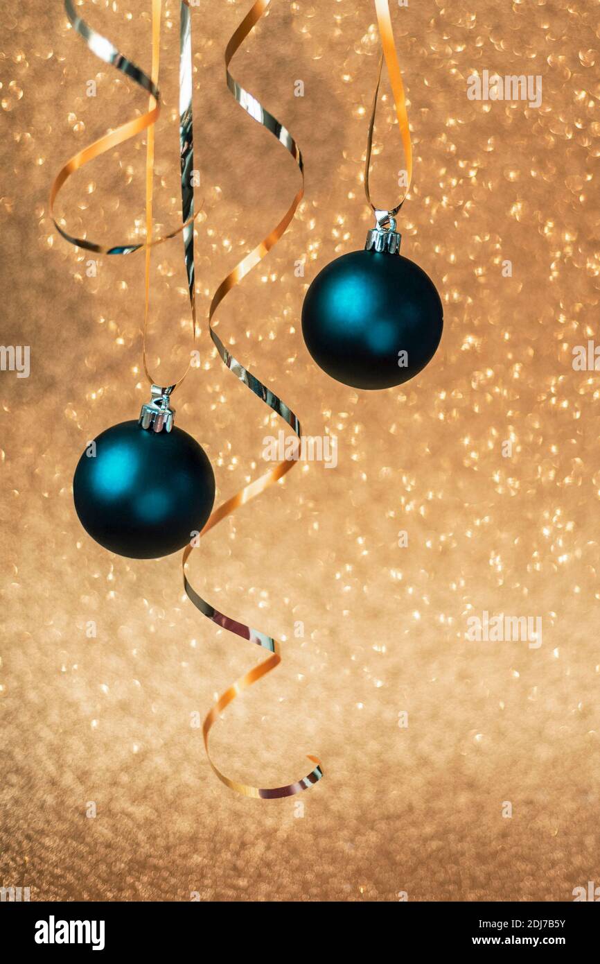 Boules de noël bleues et guirlande sur fond doré. Nouveau concept d'année, espace de copie Banque D'Images