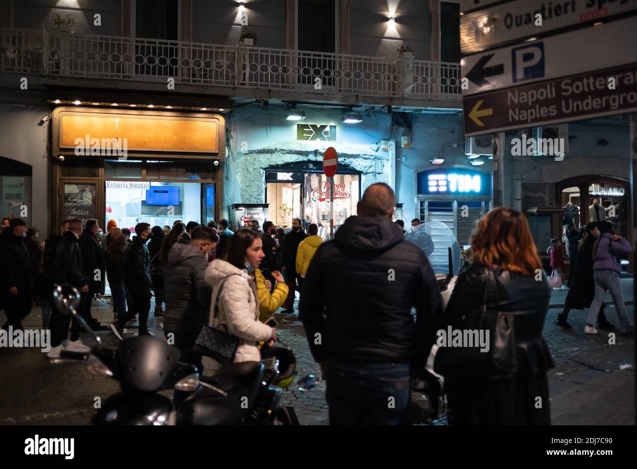 Naples, Italie. 13 décembre 2020. Napoli est pour la première fois hors de la zone rouge. C'est le premier samedi soir en zone orange. (Photo de Vincenzo Noletto/Pacific Press) crédit: Pacific Press Media production Corp./Alay Live News Banque D'Images