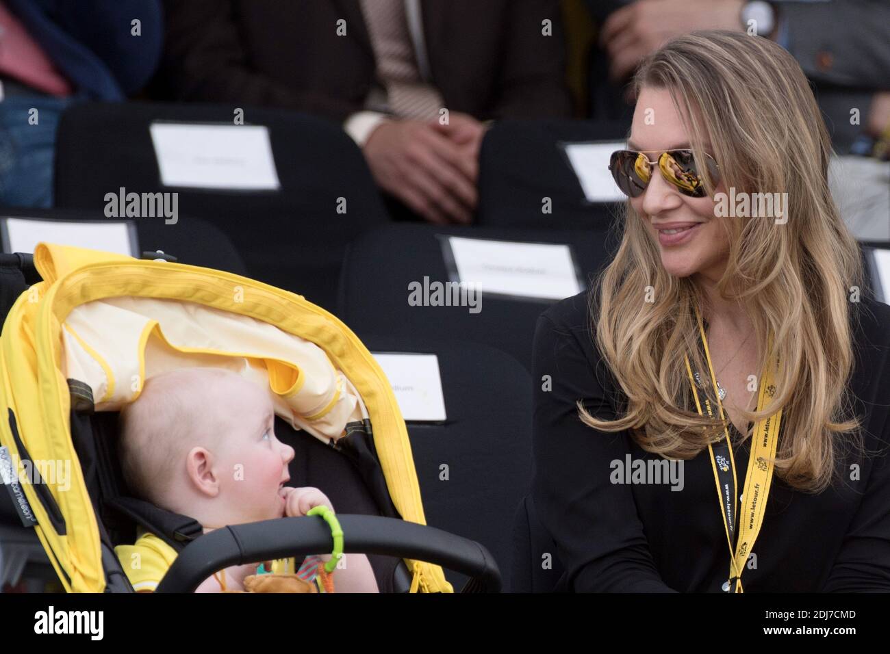 Le Bebe De Chris Froome Et Sa Femme Michelle Cound Assistent Au Tour De France 16 Apres La Premiere Etape Du Tour De France 16 De Chantilly A Paris Champs Elysees Le 24