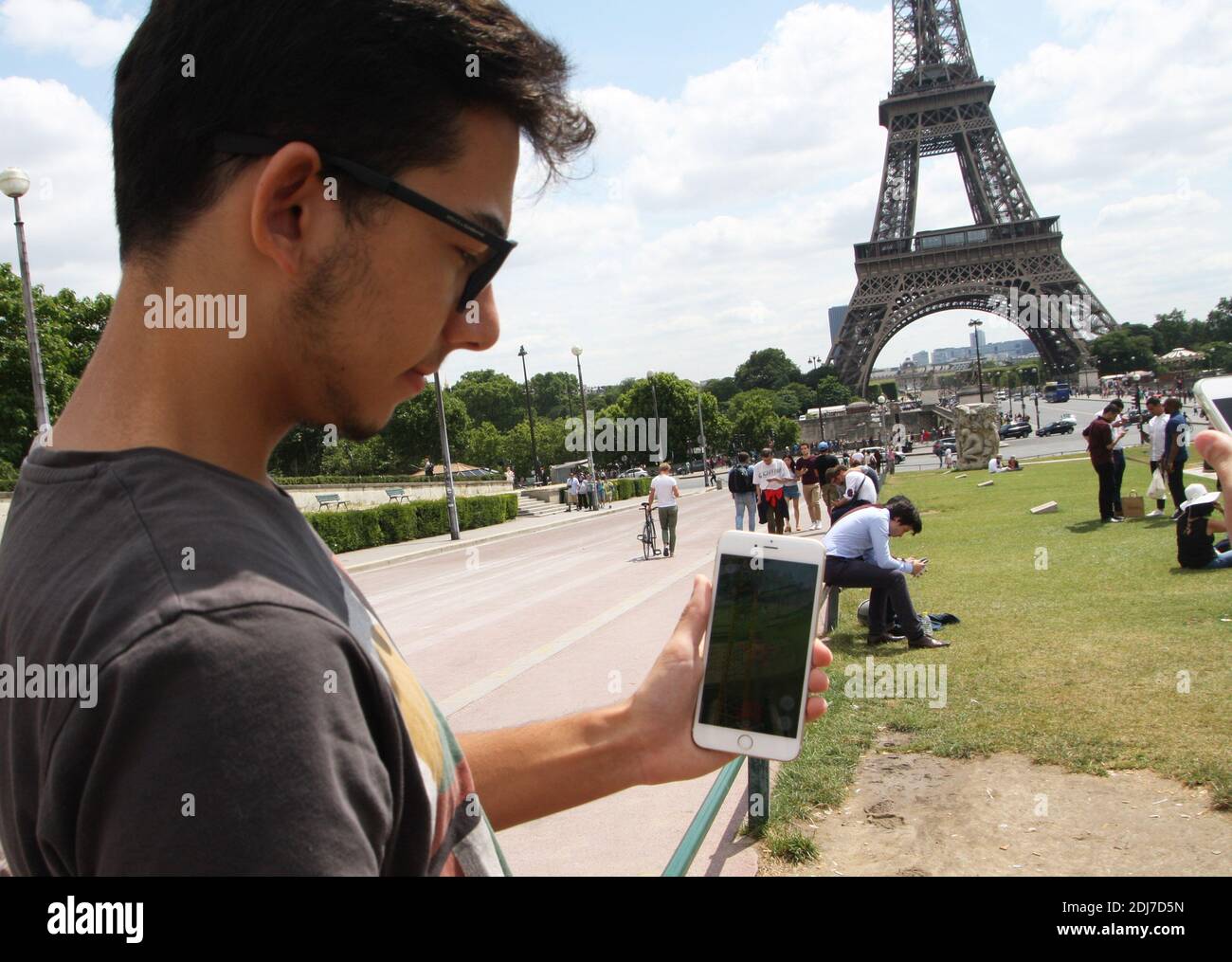 Les fans français jouent Pokemon Go à Paris, France, le 21 juillet 2016, jour du lancement officiel de l'application virale. La libération a été retardée d'une semaine pour des raisons de sécurité après l'attaque terroriste de Nice. Photo de Somer/ABACAPRESS.COM Banque D'Images