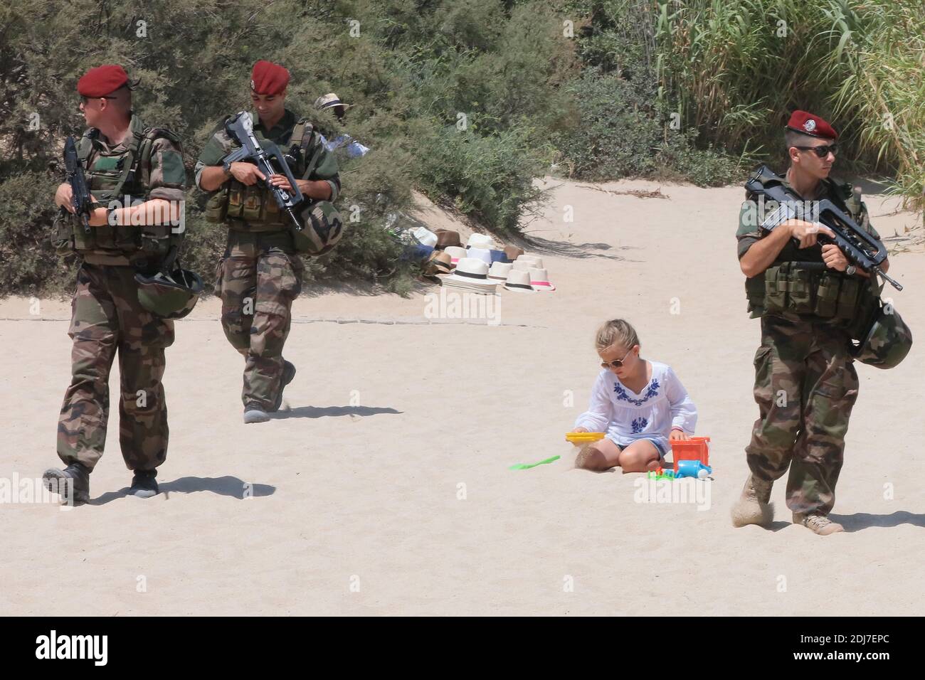 Les parachutistes français patrouillent sur la plage de Pampelonne à Ramatuelle, près de Saint Tropez, en France, le 31 juillet 2016, après une série d'attaques terroristes qui ont frappé le pays. Photo par ABACAPRESS.COM Banque D'Images