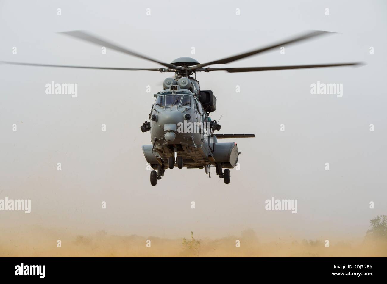 La photo du fichier non daté montre un hélicoptère Caracal de l'escadron d' hélicoptères EH 01/067 Pyrénées de Cazaux, dans le sud-ouest de la France,  au cours d'une mission à n'Djamena, au Tchad.