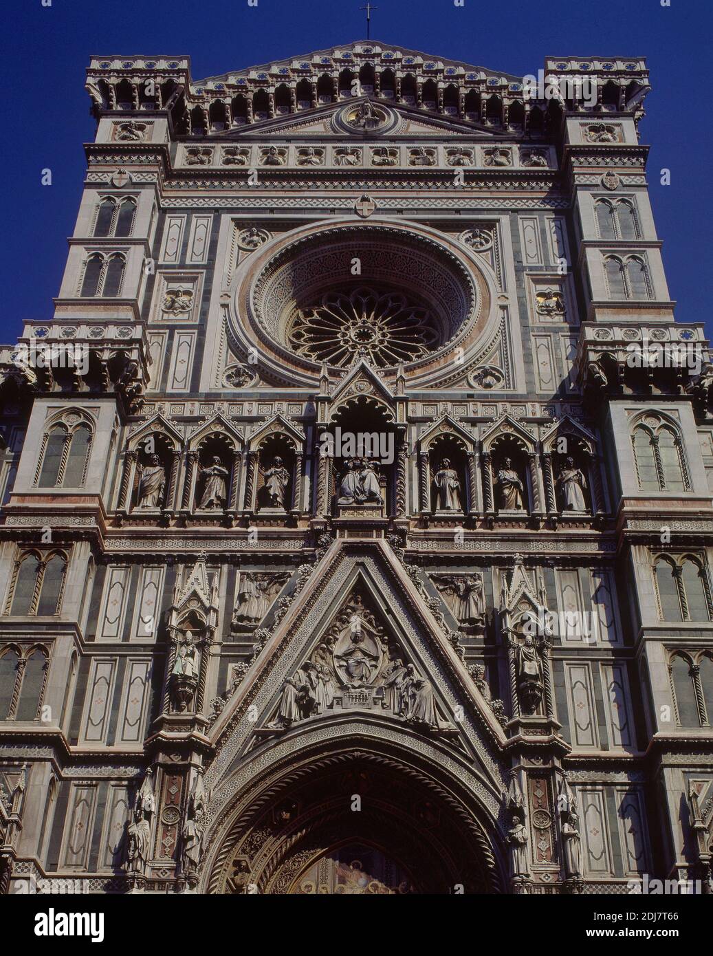 DETALLE DE LA FACHADA NEOGOTICA, 1876/1887. AUTEUR: EMILIO DE FABROS. EMPLACEMENT: CATEDRAL DE SANTA MARIA DEL FIORE. Florenz. ITALIE. Banque D'Images