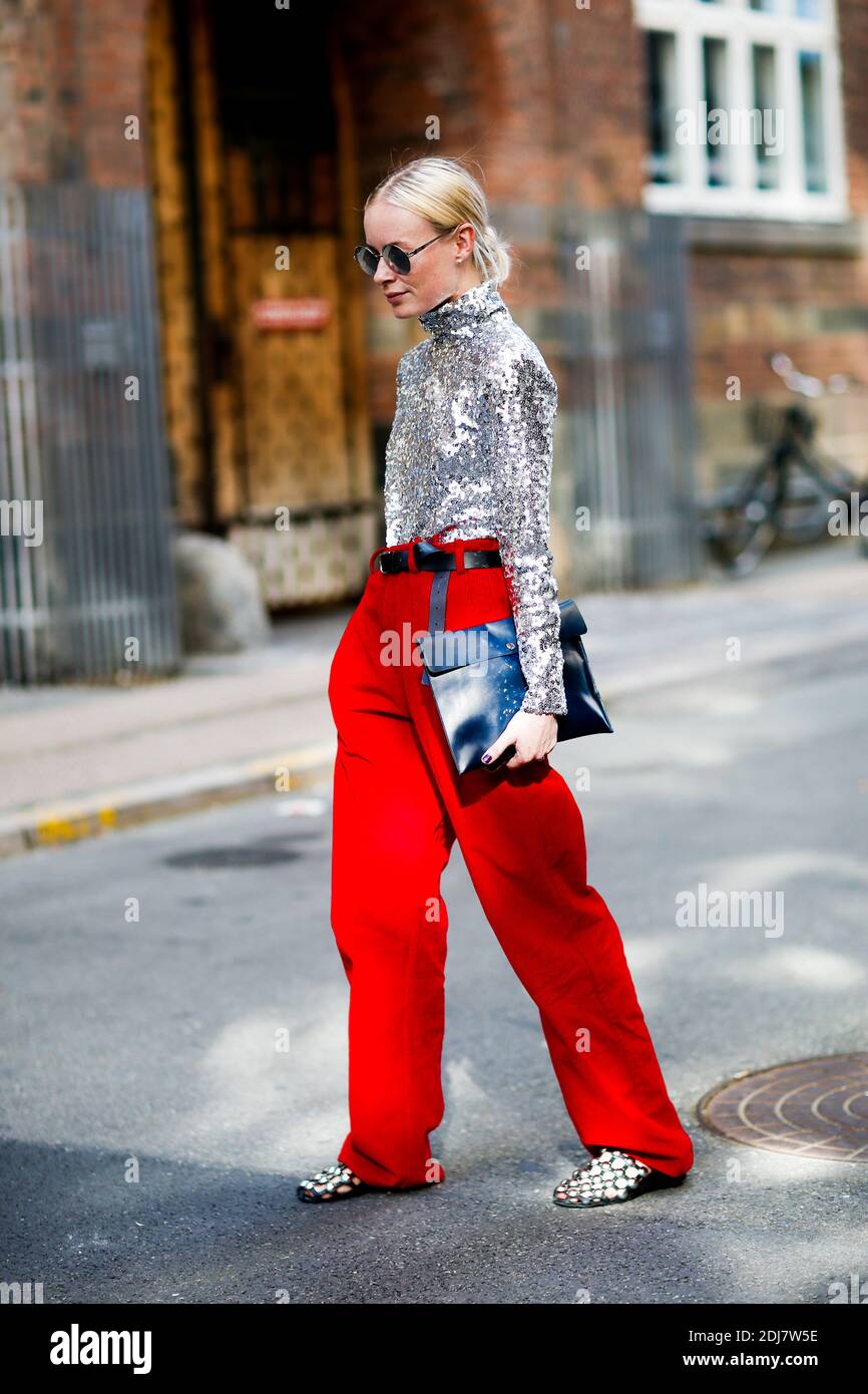 Street style, Thora Valdimars arrivant à Baum und Pferdgarten Spring Summer  2017 show tenu à Vognmagergade, à Copenhague, Danemark, le 11 août 2016.  Photo de Marie-Paola Bertrand-Hillion/ABACAPRESS.COM Photo Stock - Alamy