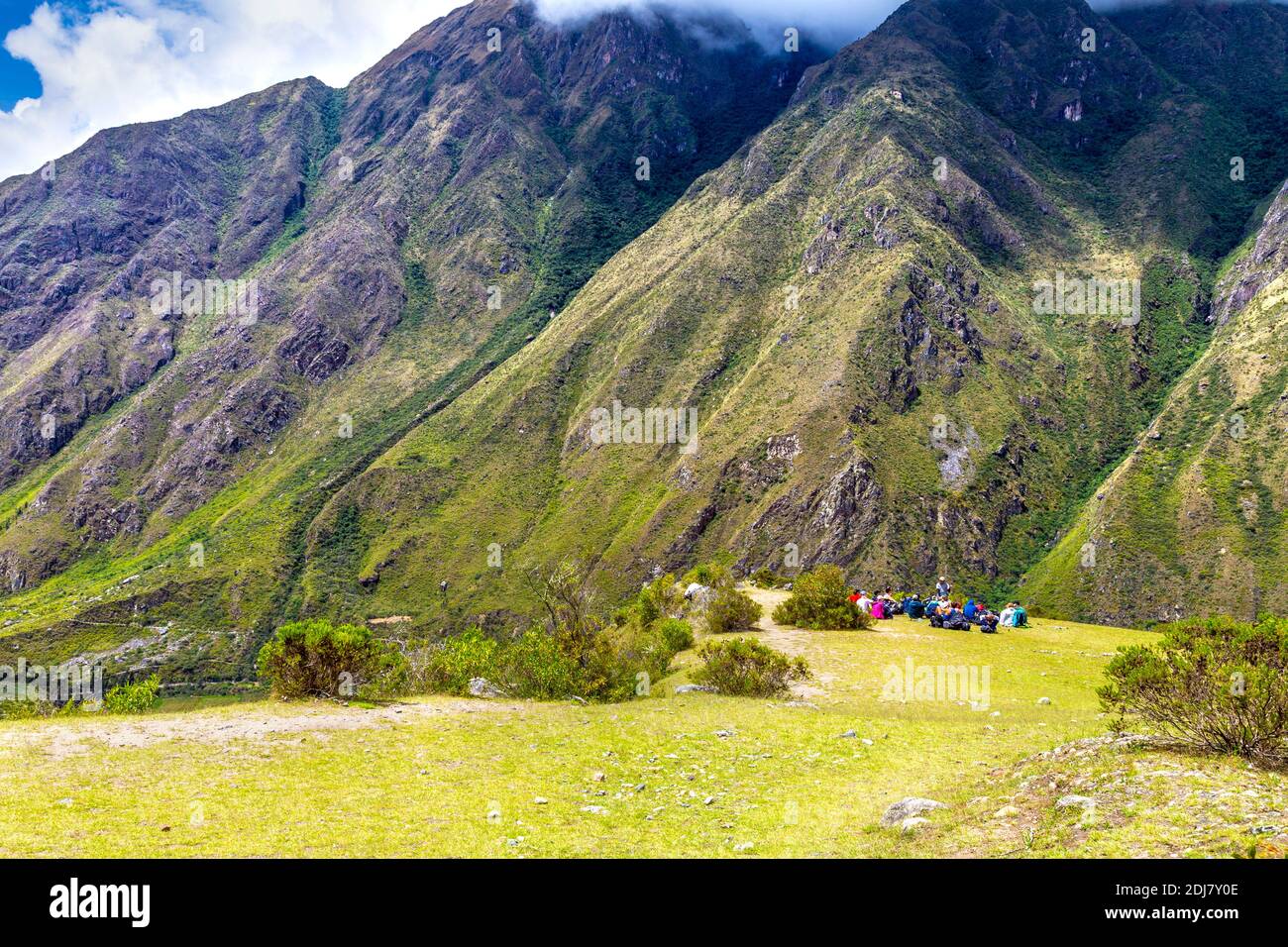 Guide pour un groupe de randonneurs de la piste Inca au point de vue du site archéologique de Llactapata, vallée de la peur, Pérou Banque D'Images
