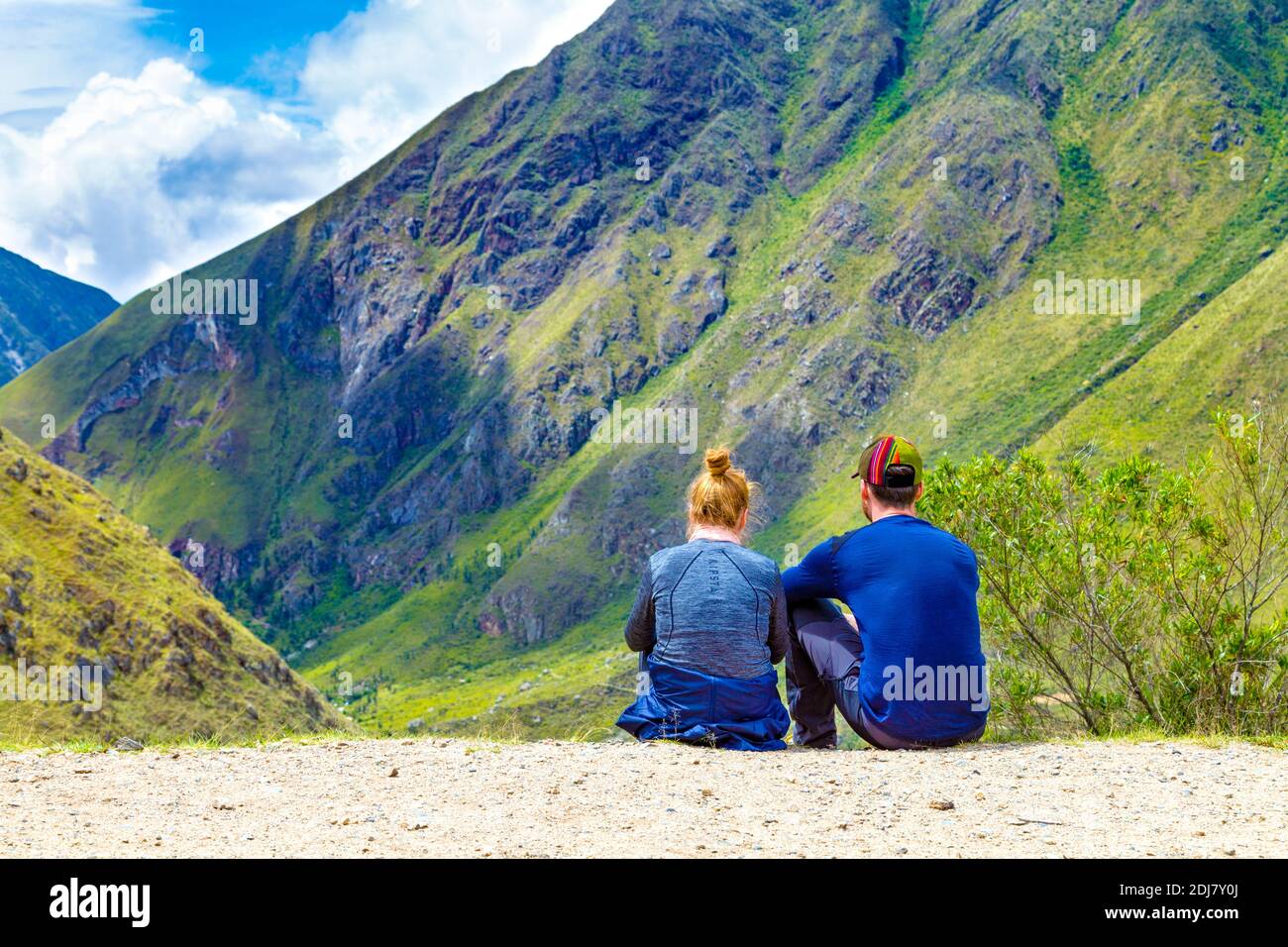 Couple se reposant le long de la piste Inca au point de vue du site archéologique de Llactapata, vallée de la peur, Pérou Banque D'Images