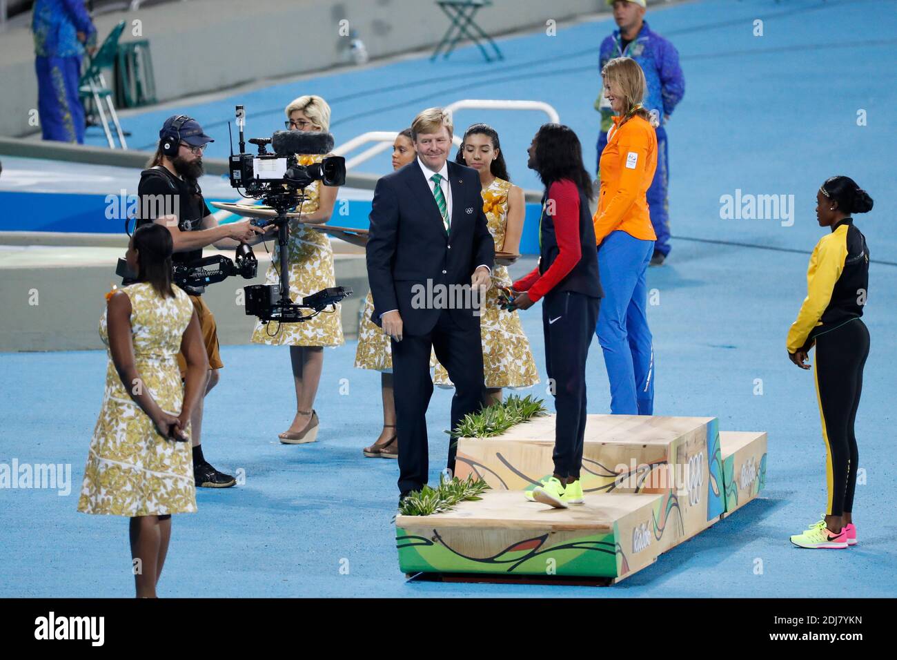 Le roi Wilhelm-Alexander de Nederland décerne la médaille d'or de l'épreuve féminine de 200 m à Elaine Thompson, de la Jamaïque, et la médaille d'argent à Dafne Schippers, de Nederland, au stade olympique de Rio, au Brésil, le 18 août 2016. Photo de Henri Szwarc/ABACAPRESS.COM Banque D'Images