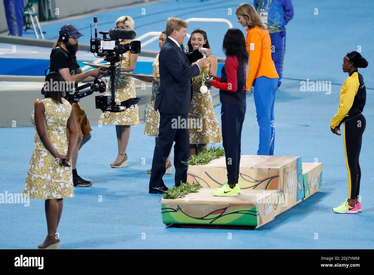 Le roi Wilhelm-Alexander de Nederland décerne la médaille d'or de l'épreuve féminine de 200 m à Elaine Thompson, de la Jamaïque, et la médaille d'argent à Dafne Schippers, de Nederland, au stade olympique de Rio, au Brésil, le 18 août 2016. Photo de Henri Szwarc/ABACAPRESS.COM Banque D'Images