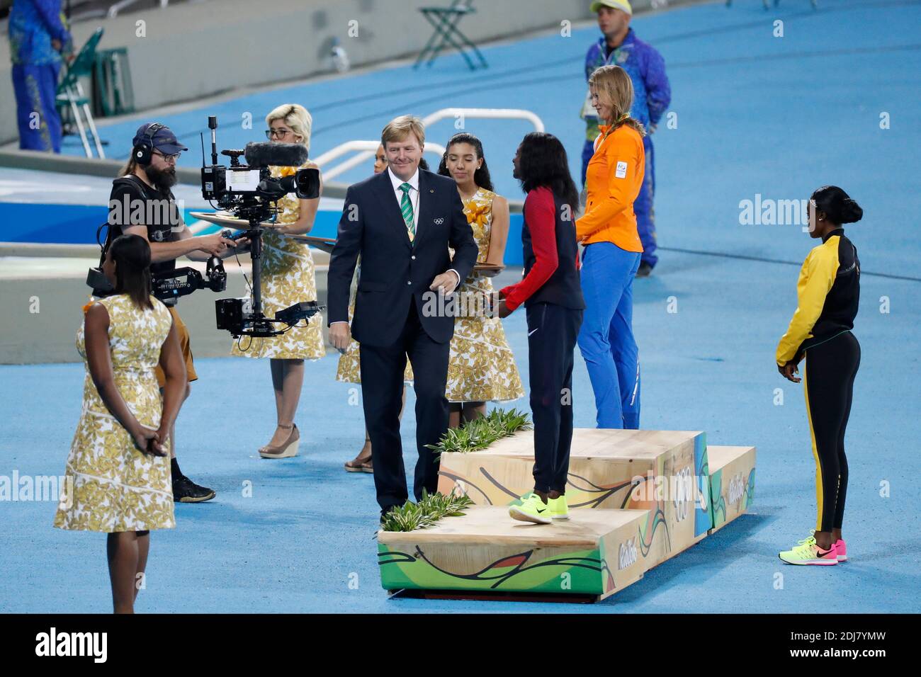 Le roi Wilhelm-Alexander de Nederland décerne la médaille d'or de l'épreuve féminine de 200 m à Elaine Thompson, de la Jamaïque, et la médaille d'argent à Dafne Schippers, de Nederland, au stade olympique de Rio, au Brésil, le 18 août 2016. Photo de Henri Szwarc/ABACAPRESS.COM Banque D'Images