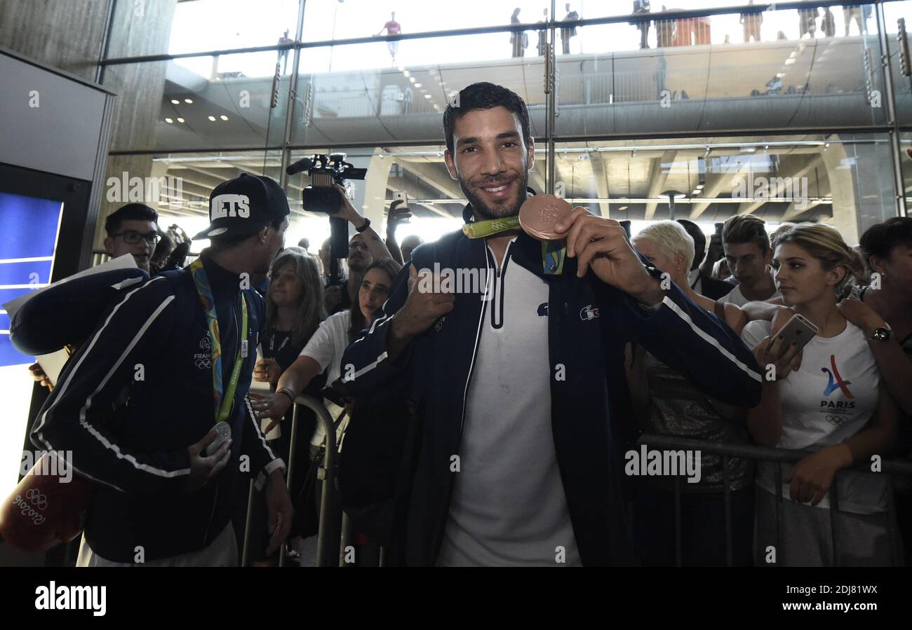 Mahiedine Mekhissi, médaillée de bronze de 3 000 m de steeplechase, pose avec ses médailles à l'aéroport de Roissy-Charles-de-Gaulle près de Paris le 23 août 2016 alors que l'équipe olympique française retourne en France après les Jeux olympiques de Rio de 2016. Photo par Eliot Blondt/ABACAPRESS.COM Banque D'Images