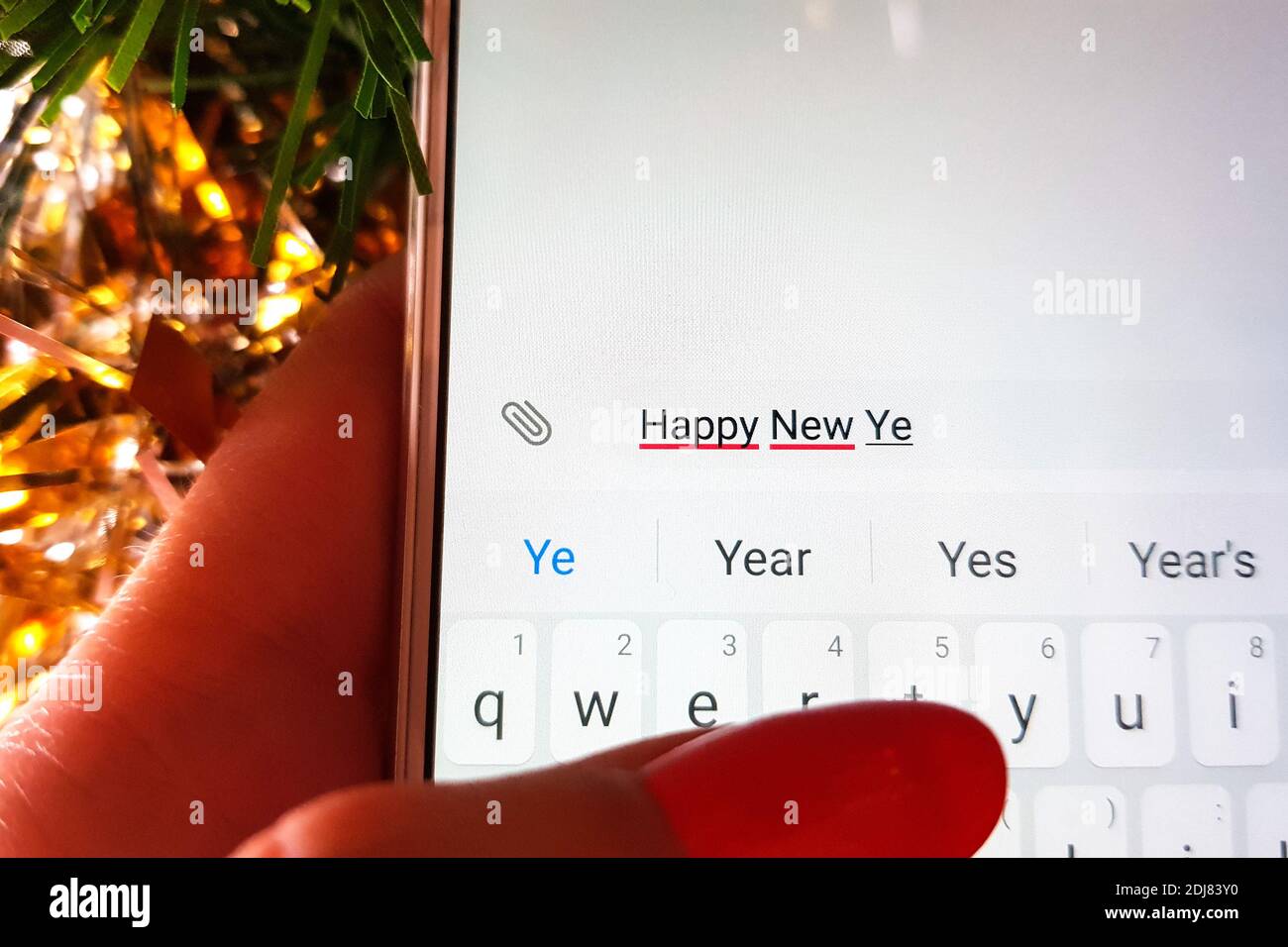 la main féminine est en train de taper sur l'écran d'un blanc Smartphone le message Happy New Ye Banque D'Images