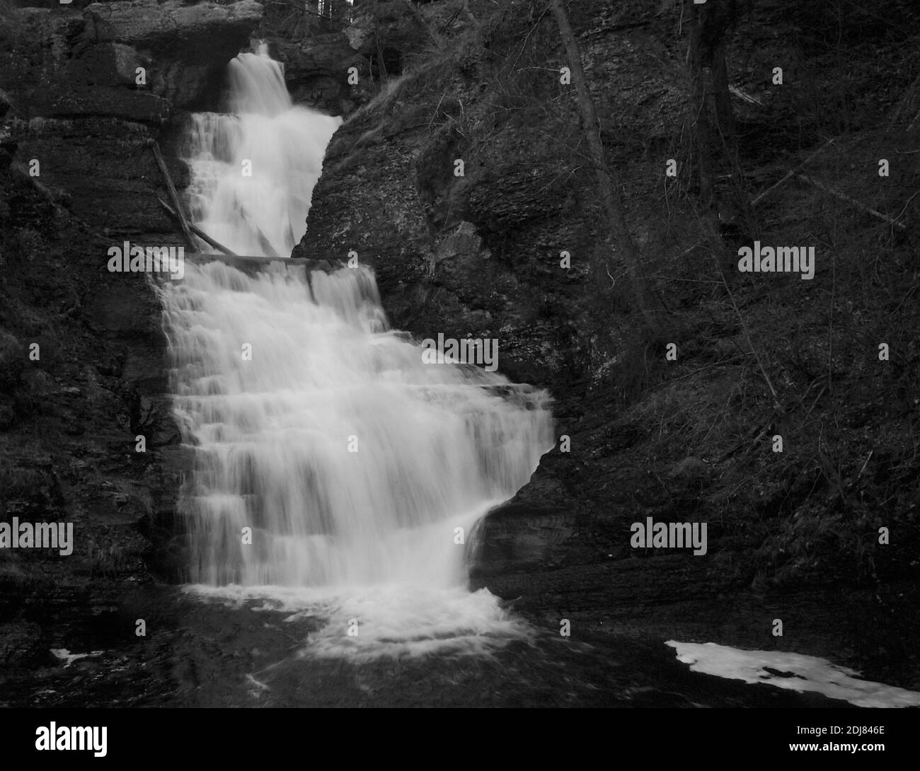 Raymondskill Falls à Milford, en Pennsylvanie, en noir et blanc, juste à côté de la route US 209, près de la rivière Delaware. Situé dans le parc national du fleuve Delaware Banque D'Images
