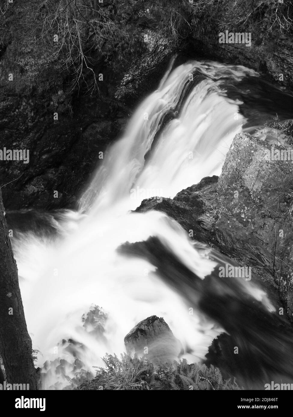 Raymondskill Falls à Milford, en Pennsylvanie, en noir et blanc, juste à côté de la route US 209, près de la rivière Delaware. Situé dans le parc national du fleuve Delaware Banque D'Images