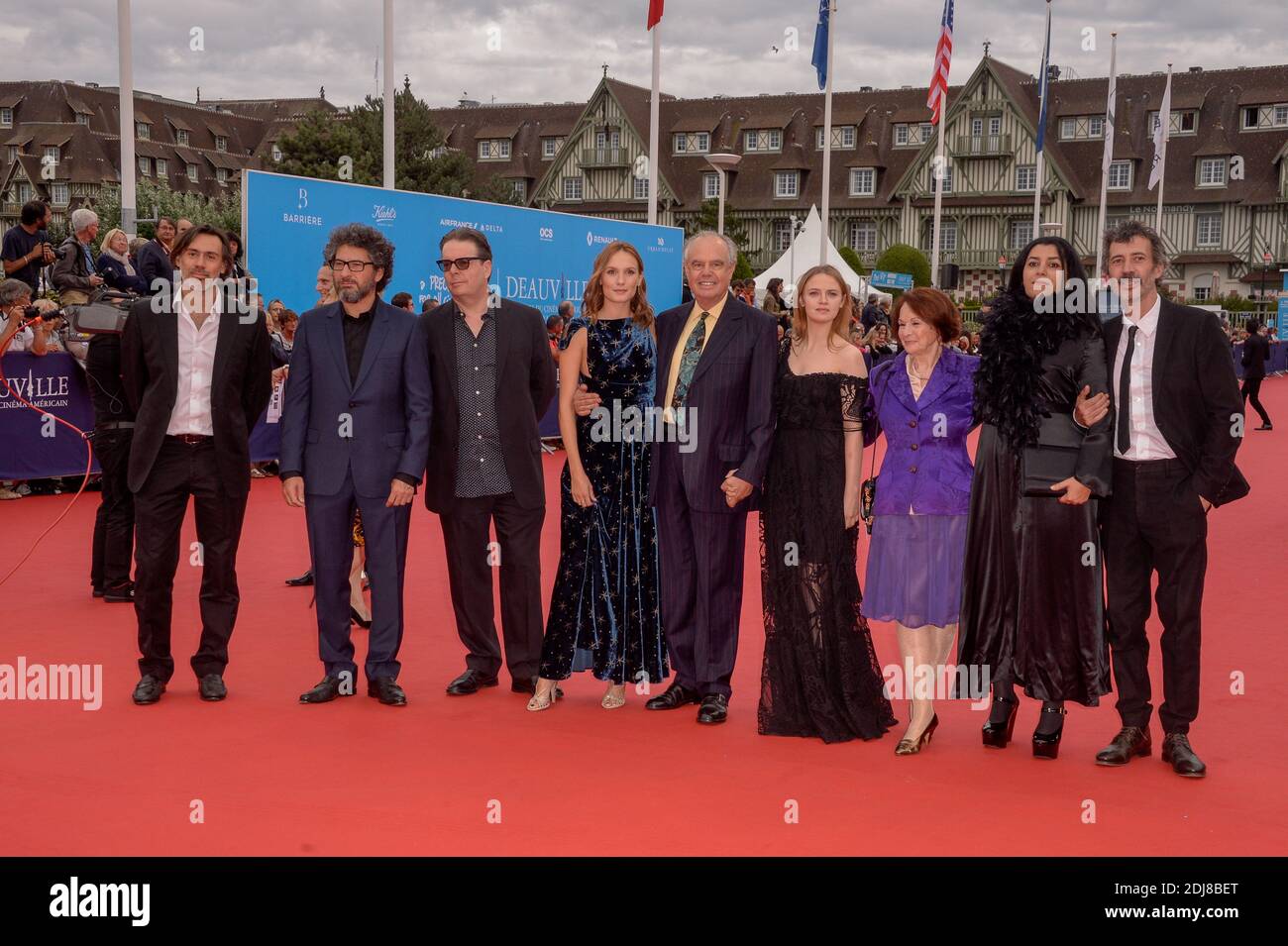 Les membres du jury Emmanuel Mouret, Radu Mihaileanu, Douglas Kennedy, Ana Girardot, Frederic Mitterand, Sara Forestier, Françoise Arnoul, Marjane Satrapi, Eric Elmosnino participant à la première de l'Infiltrator qui inaugura le 42e Festival du film américain de Deauville à Deauville, France, le 2 septembre 2016. Photo de Julien Reynaud/APS-Medias/ABACAPRESS.COM Banque D'Images