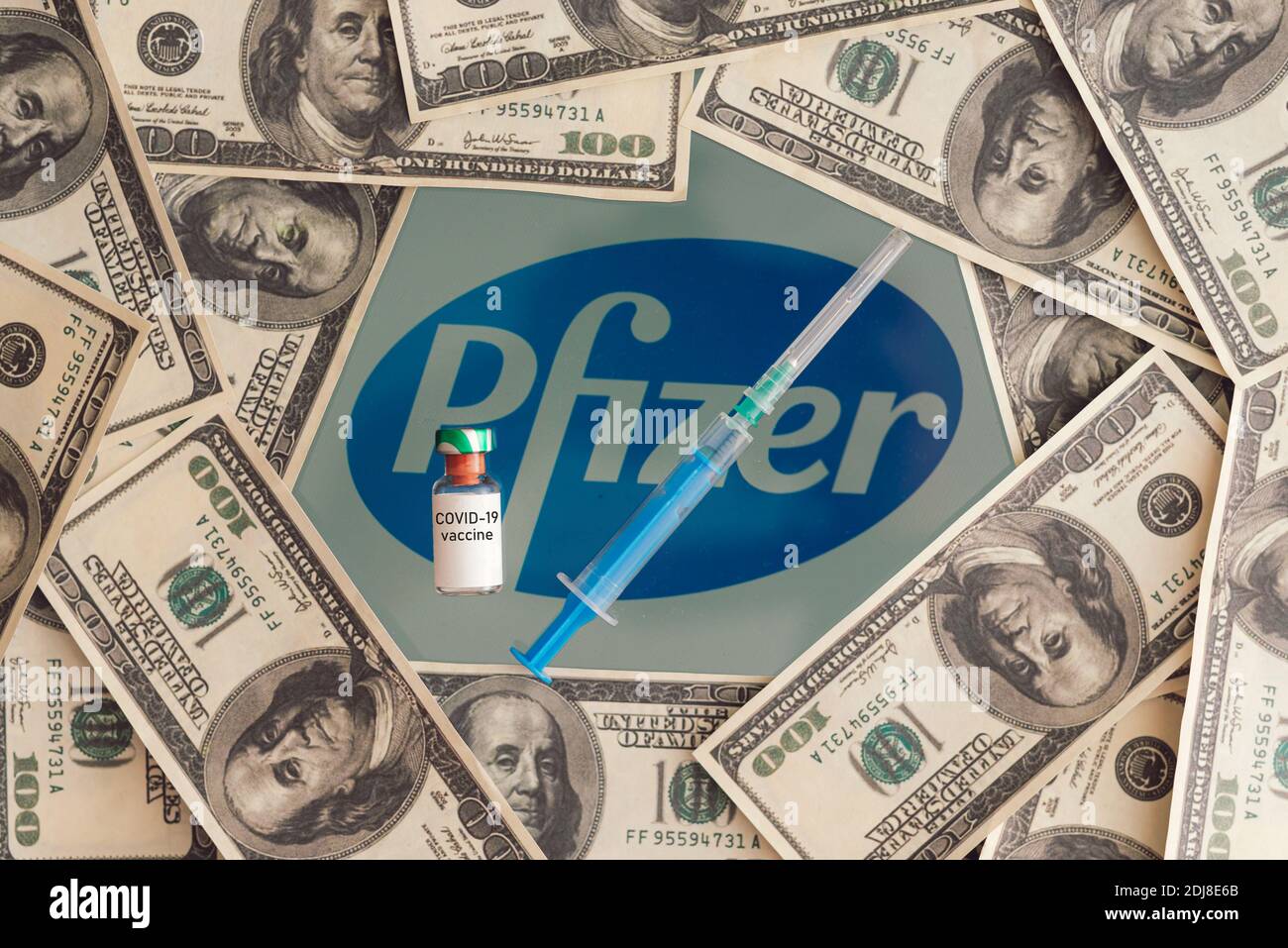 Sarajevo, Bosnie-Herzégovine - 12.12.2020:covid-19 vaccin avec le logo Pfizer en arrière-plan avec des dollars, de l'argent Banque D'Images