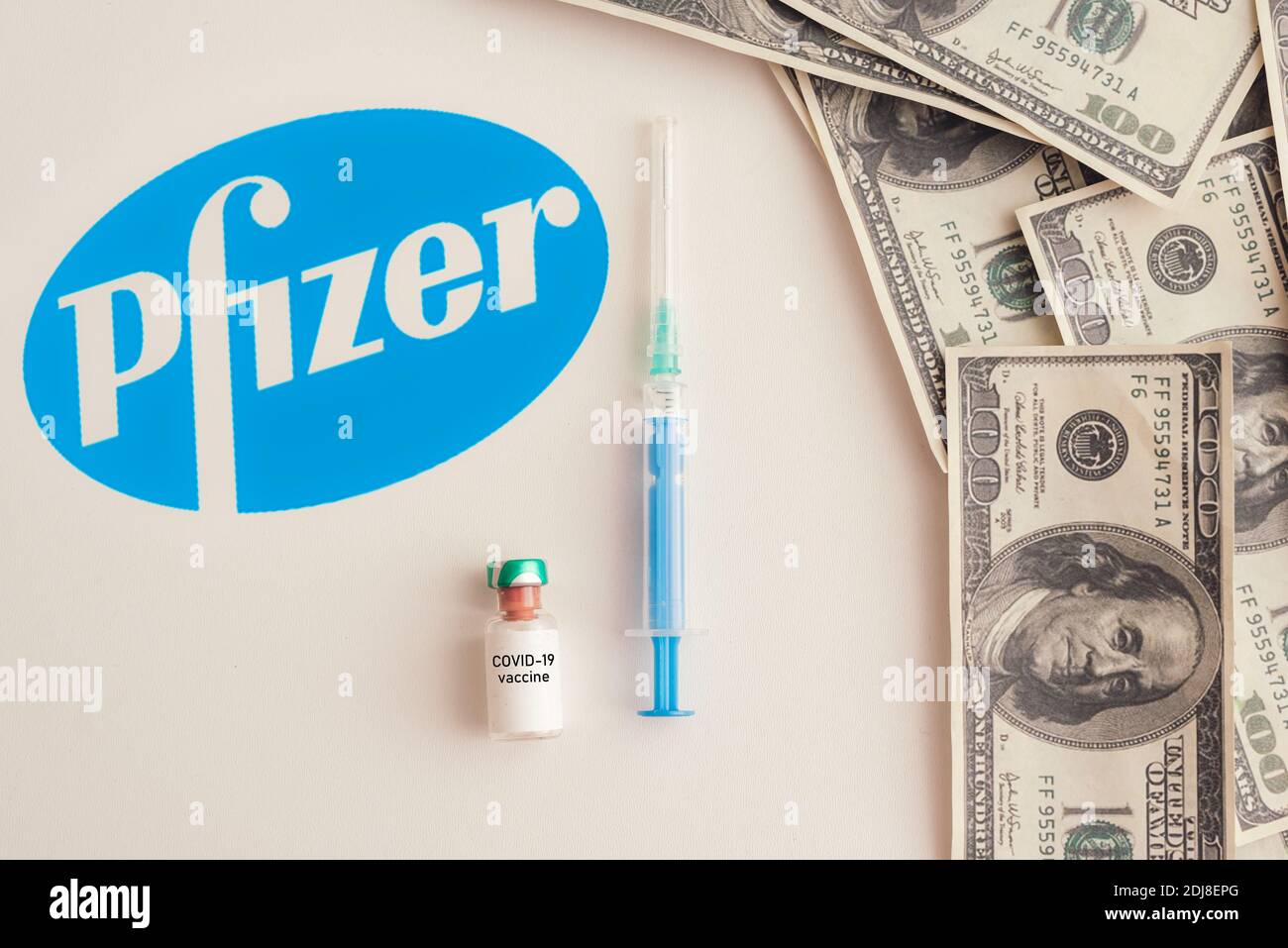 Sarajevo, Bosnie-Herzégovine - 12.12.2020:covid-19 vaccin avec le logo Pfizer en arrière-plan avec des dollars, de l'argent Banque D'Images