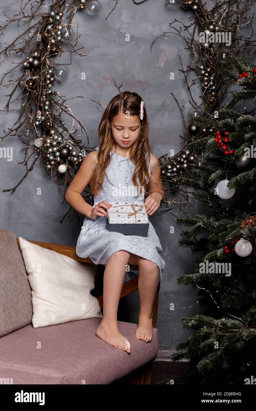 Portrait D'une Adolescente Fille 12 13 14 Ans Tenant Boîte Cadeau De Noël.  Cadeau D'anniversaire. Image stock - Image du studio, enfant: 270868731