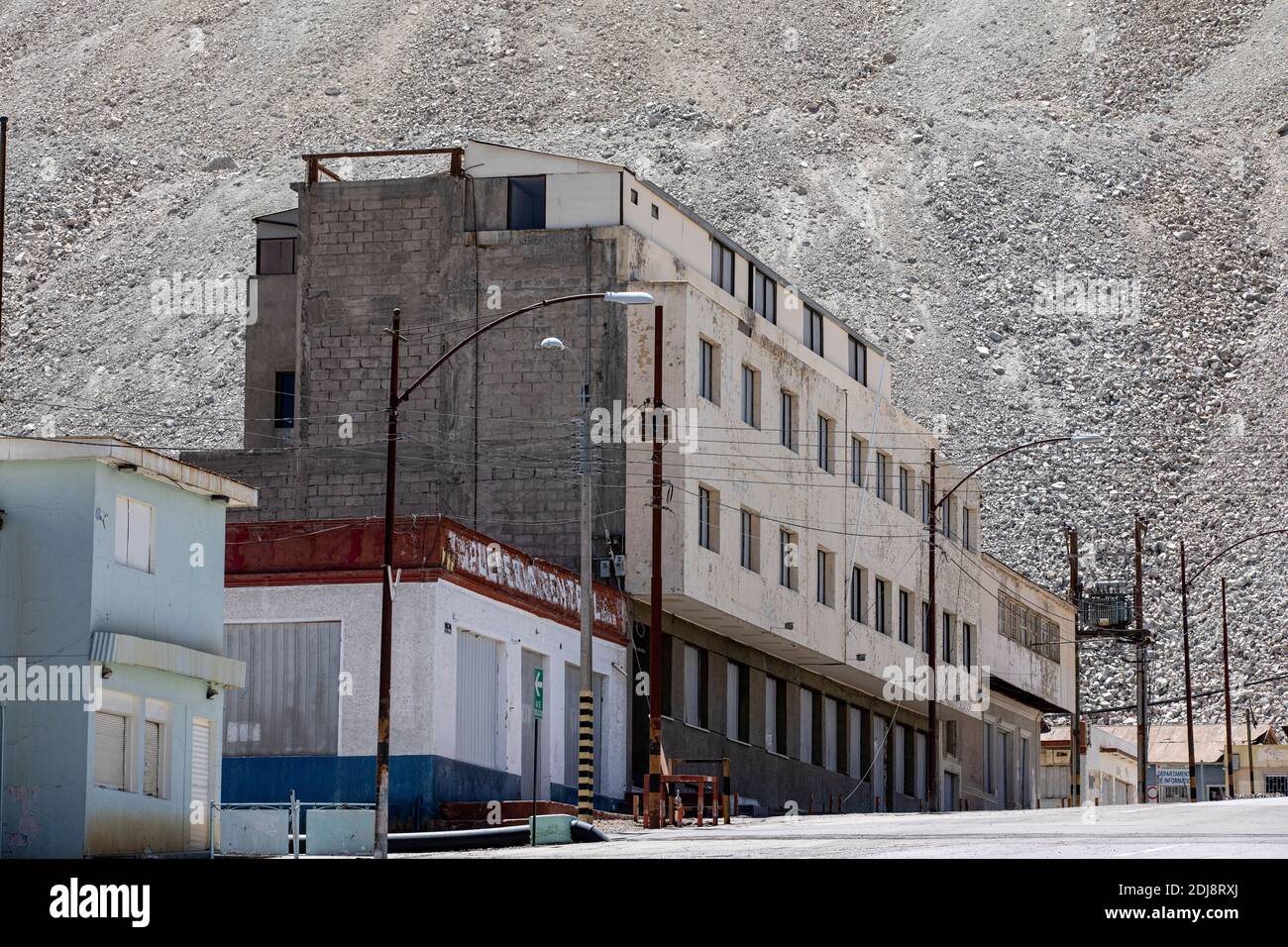Le village abandonné de travailleurs miniers de la compagnie à la mine de cuivre à ciel ouvert de Chuquicamata, désert d'Atacama, Chili. Banque D'Images