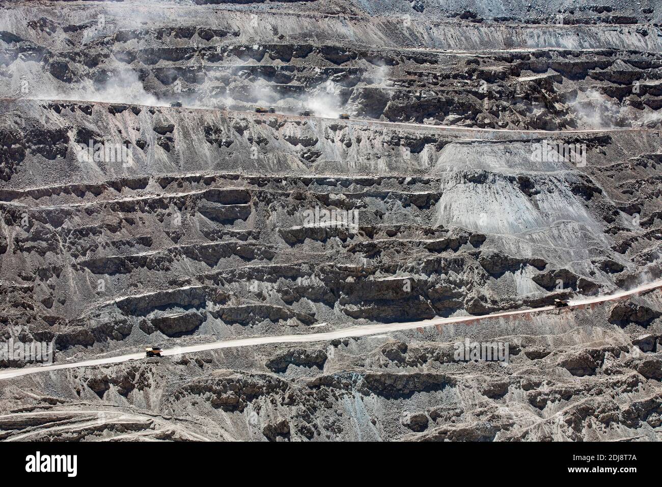 D’énormes machines qui travaillent à la mine de cuivre à ciel ouvert de Chuquicamata, la plus grande au monde en termes de volume, le Chili. Banque D'Images