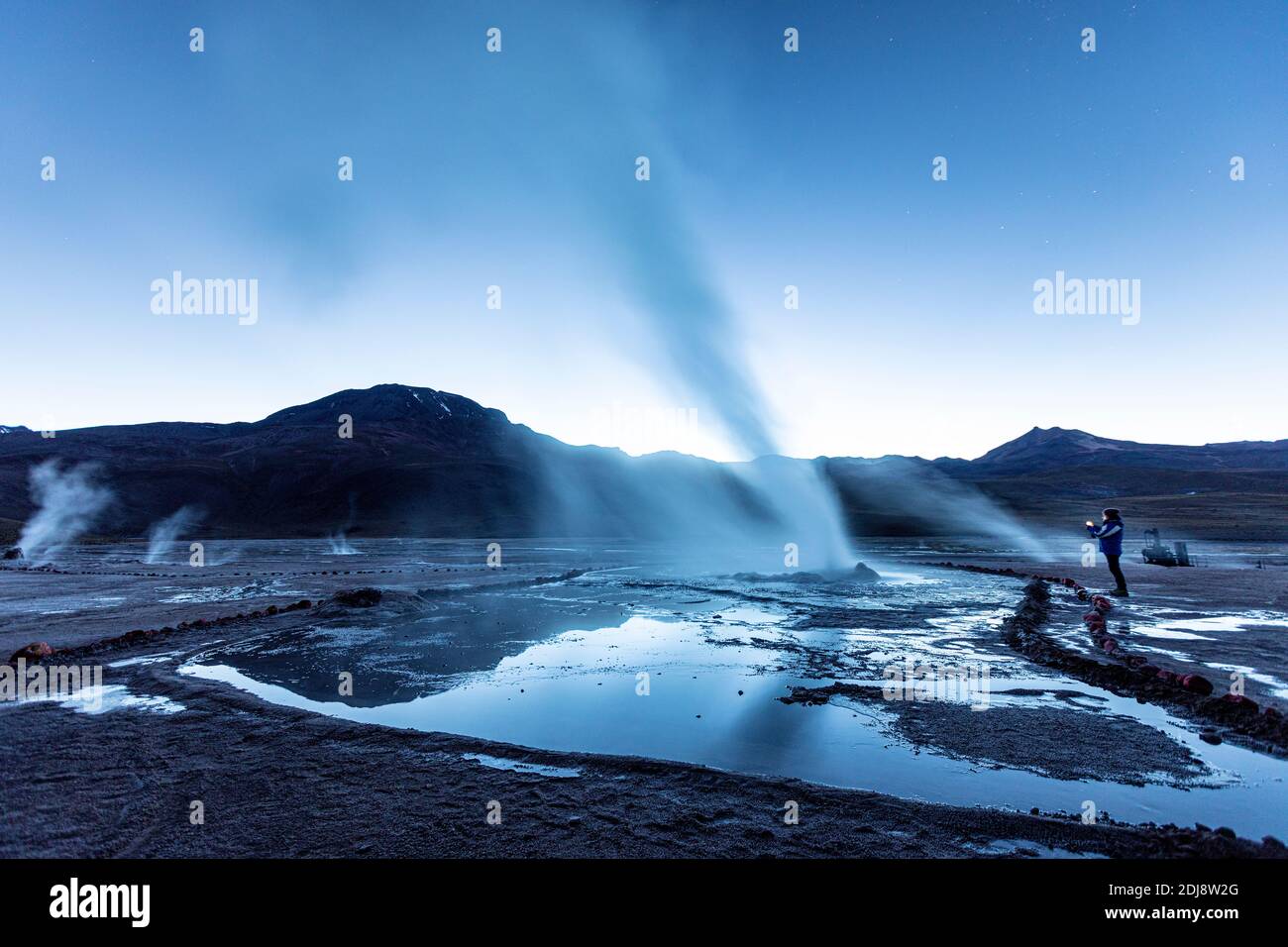 Tourisme à la Géiseres del Tatio, le troisième plus grand champ geyser du monde, la zone volcanique centrale andine, Chili. Banque D'Images