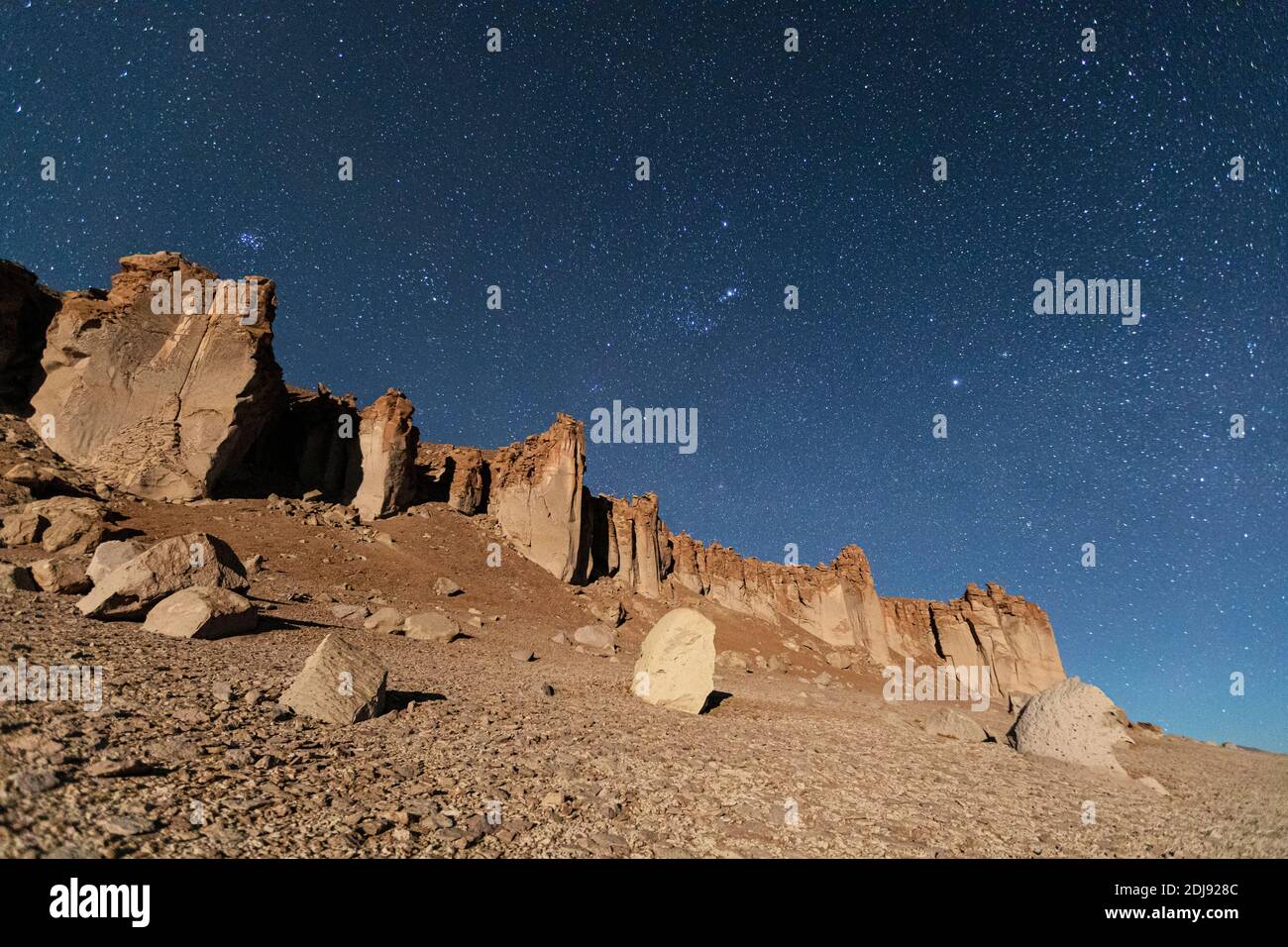 Nuit étoilée à Salar de Tara y Aguas Calientes I, Réserve nationale de Los Flamencos, région d'Antofagasta, Chili. Banque D'Images