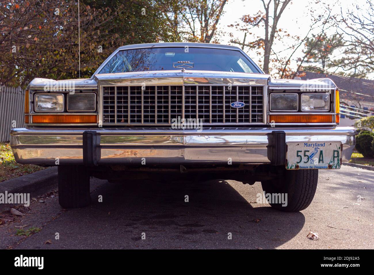 Rockville, MD, États-Unis 11/20/2020: Vue avant à angle bas d'une berline Ford Crown Victoria d'époque blanche. Ce modèle dominait l'automobile des années 1980 Banque D'Images